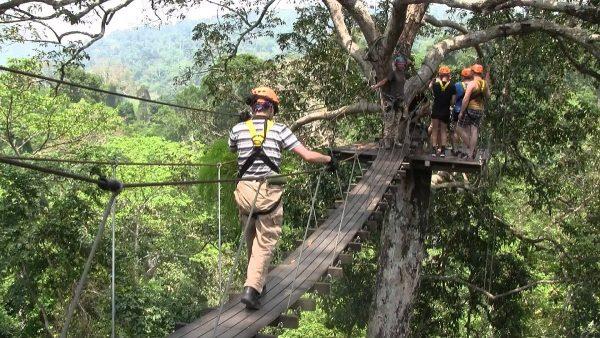 Туристы готовятся к полету Гиббона