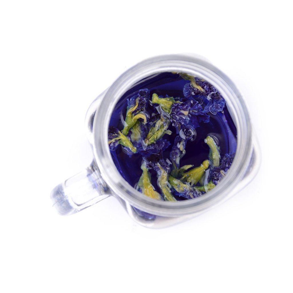 Чашка вкусного синего чая