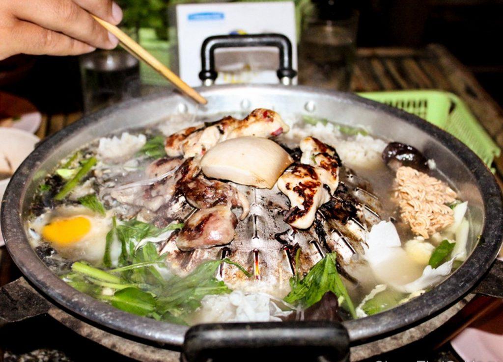 Еда готовится прямо на улице в Ninja BBQ Buffet