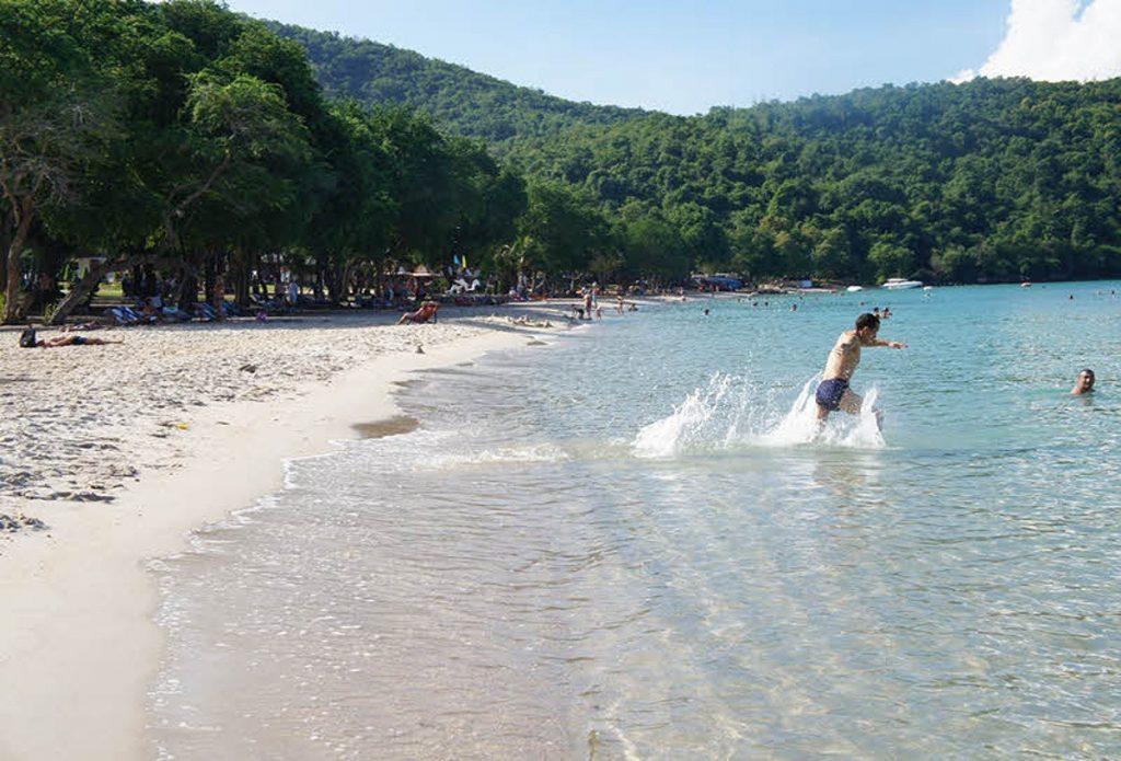 Вода Sai Kaew Beach прозрачная и чистая