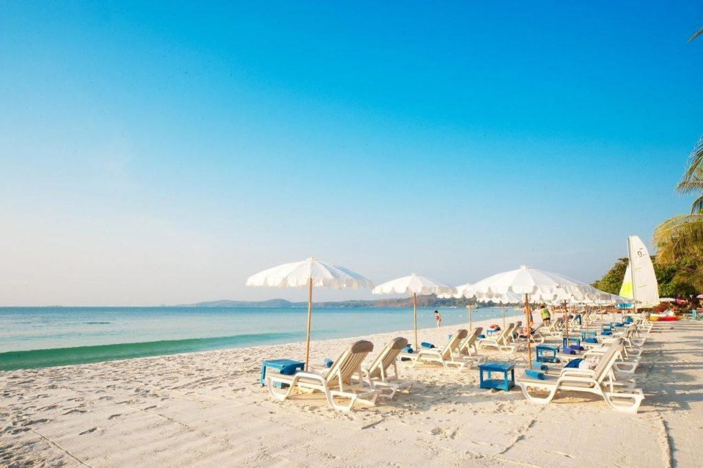 Удобные шезлонги на берегу