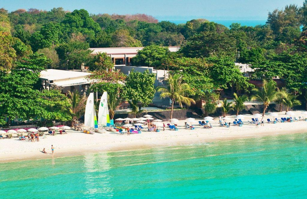 Удобное расположение кафе и домиков отдыха на берегу Военного пляжа