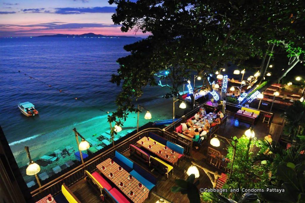 Пляж кафе «Cabbages & Condoms»