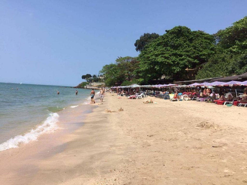 Уютный пляж Пратамнак в Паттайи