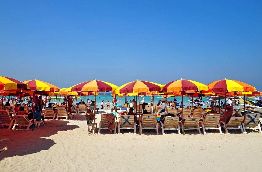 Удобная зона отдыха на пляже Джомтьен в Паттайи