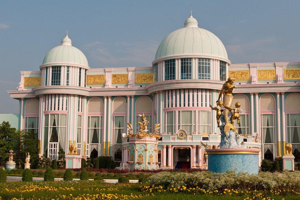 Как вам такая ферма куриного короля?