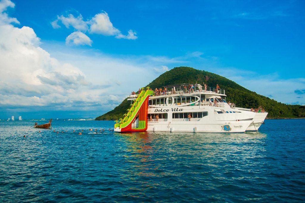 Красивое судно для прекрасного однодневного отдыха