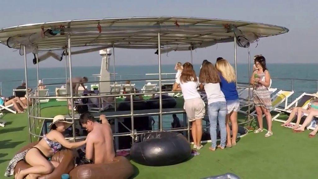 Три уровня палуб даст возможность найти свой уголок каждому туристу