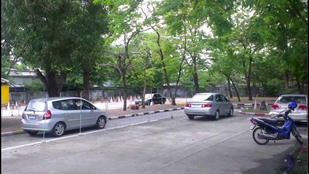 Практика сдается на прямом участке дороги без движения других авто