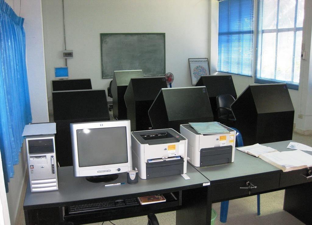 Комната для прохождения тестов в автошколе для получения прав