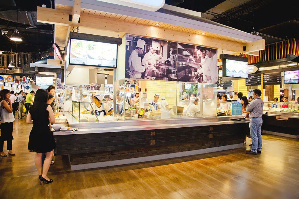 В торговом центе работает большое количество кафе, где можно покушать и европейскую и восточную еду