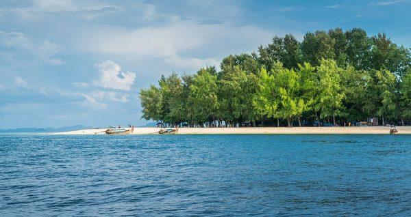 Чистые песчаные берега острова архипелага Пхи Пхи