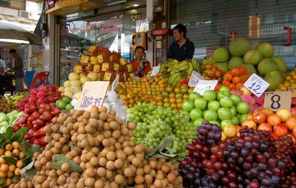 Большой ассортимент фруктов и овощей Ratanakorn Market