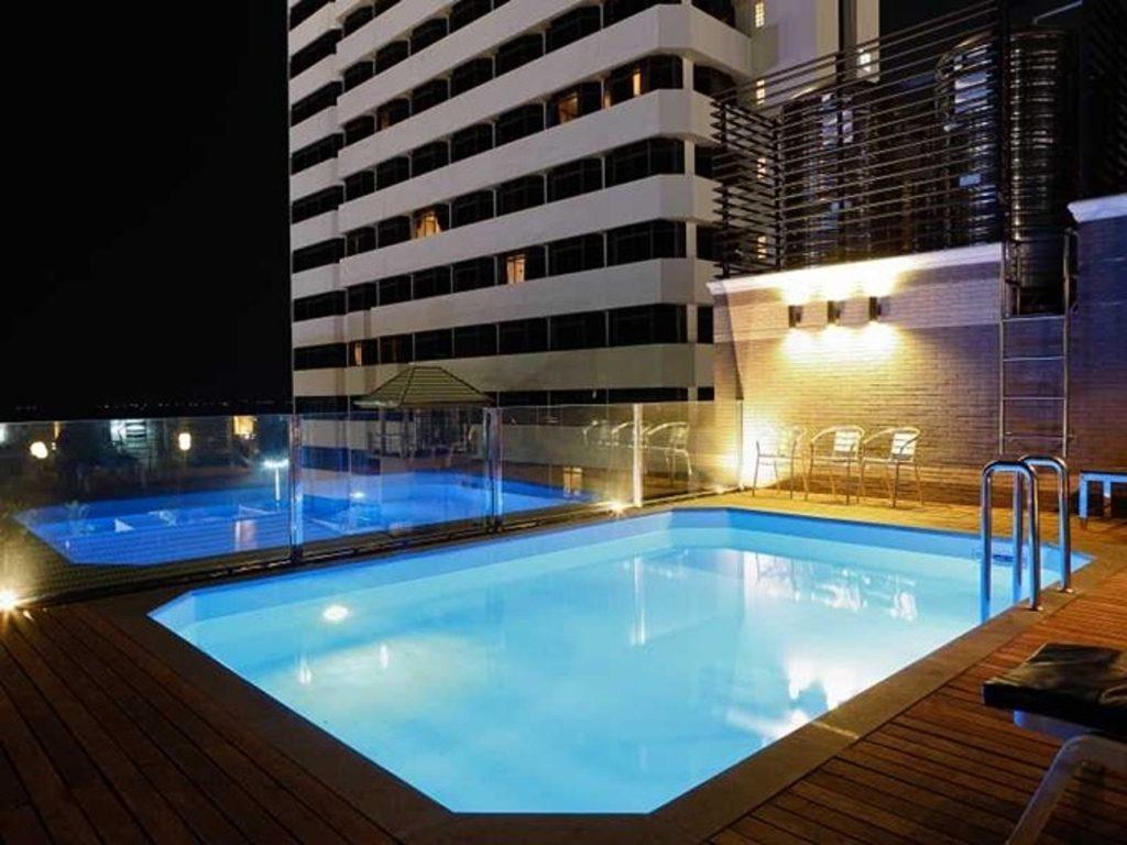 Отель Inn House 3,5 в Паттайе в ночное время