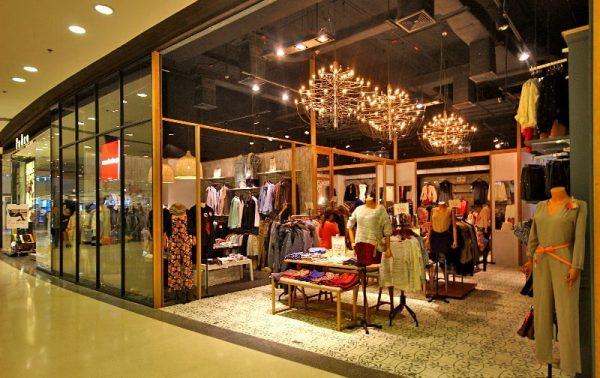 Распродажа одежды в магазине Централ Фестиваля